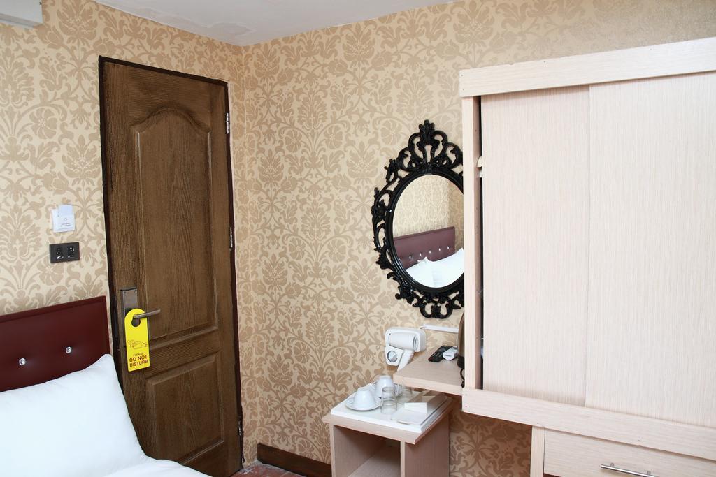 Harrys Suite Hotel Bangkok Room photo