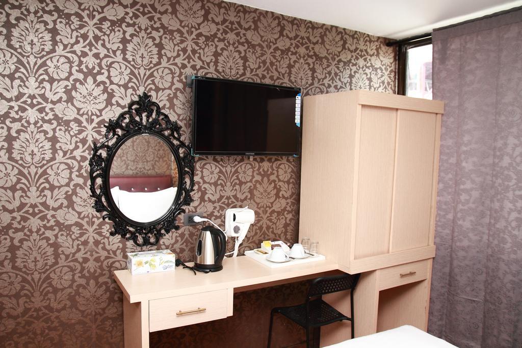 Harrys Suite Hotel Bangkok Exterior photo