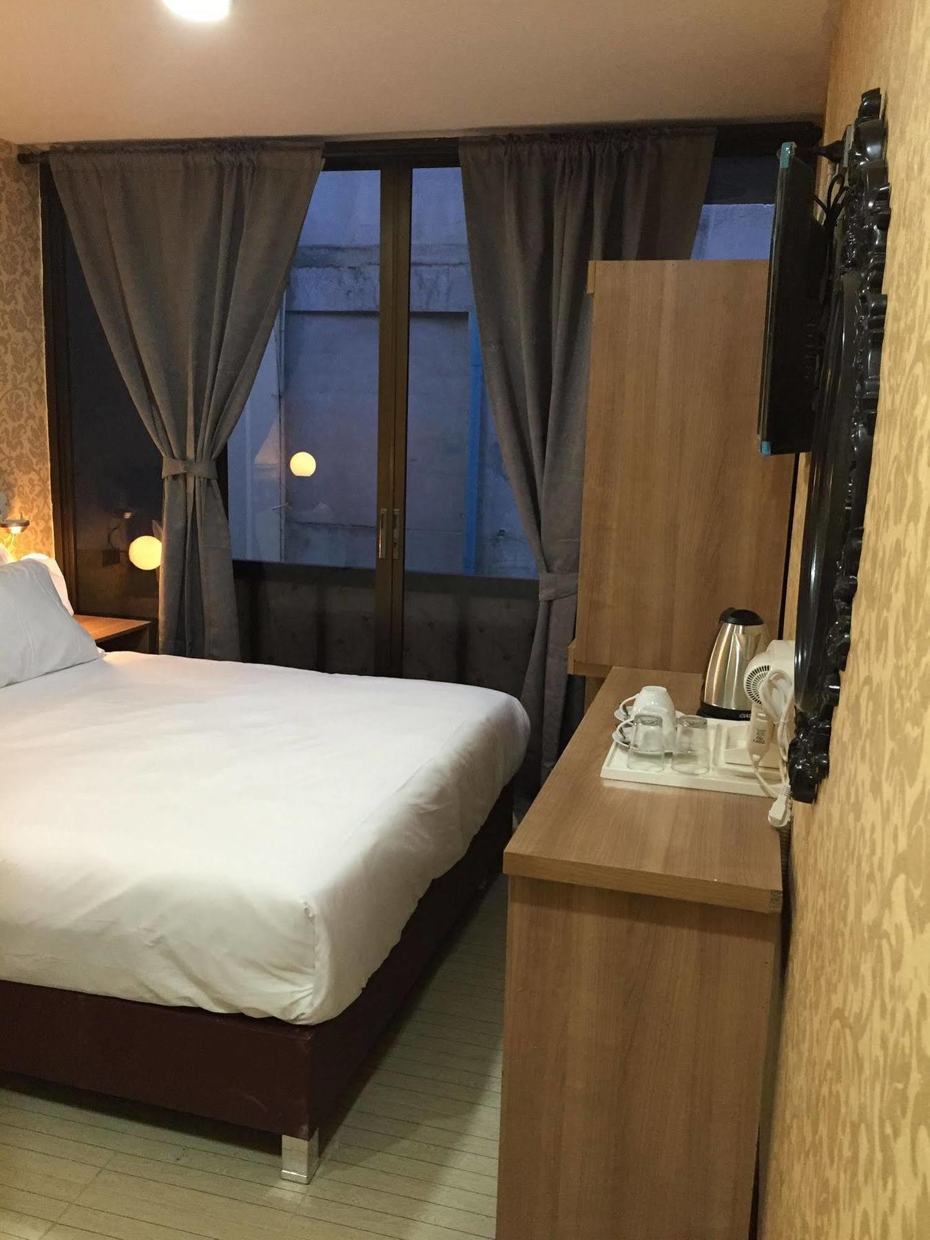 Harrys Suite Hotel Bangkok Exterior photo