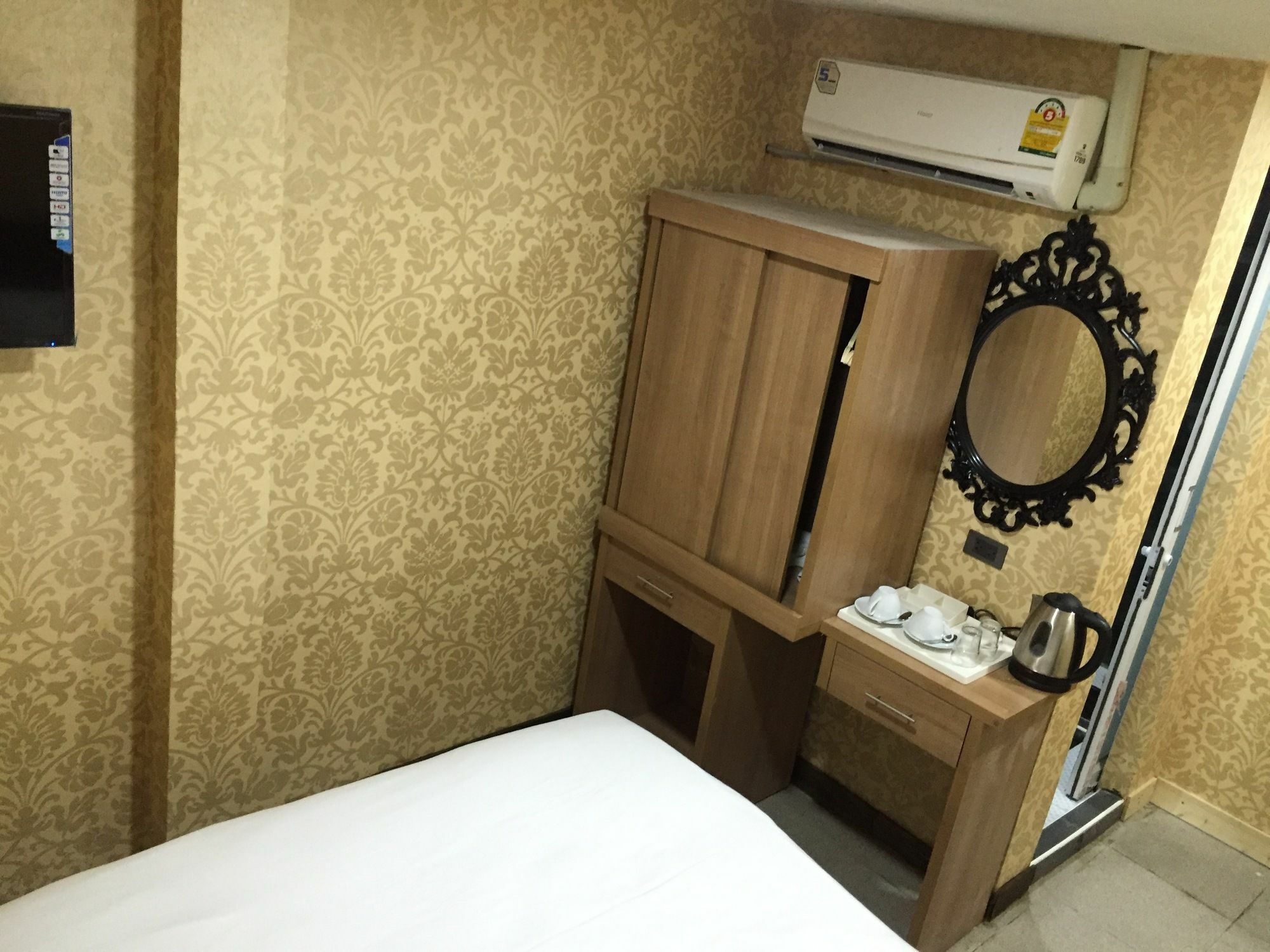 Harrys Suite Hotel Bangkok Exterior photo