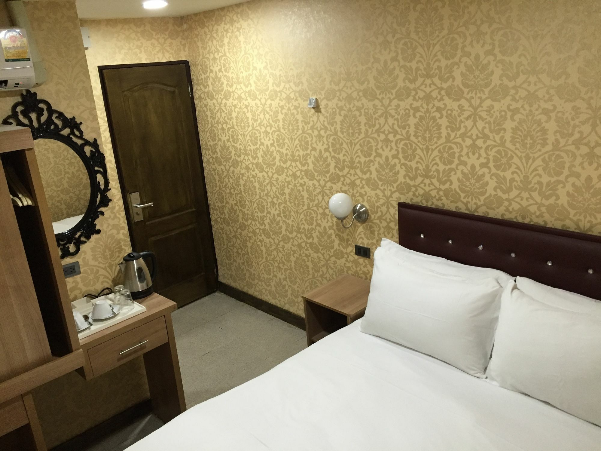 Harrys Suite Hotel Bangkok Exterior photo