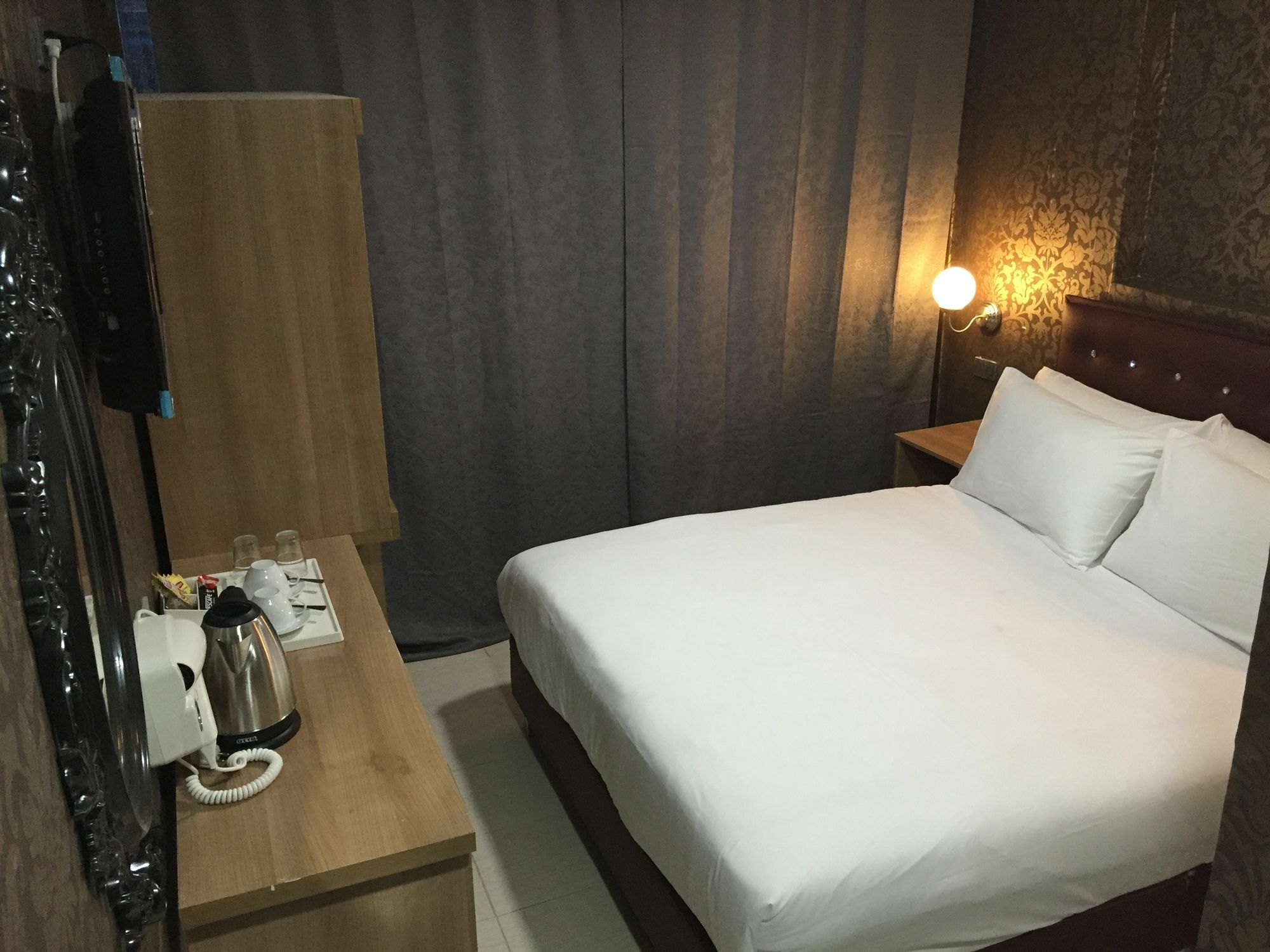 Harrys Suite Hotel Bangkok Exterior photo