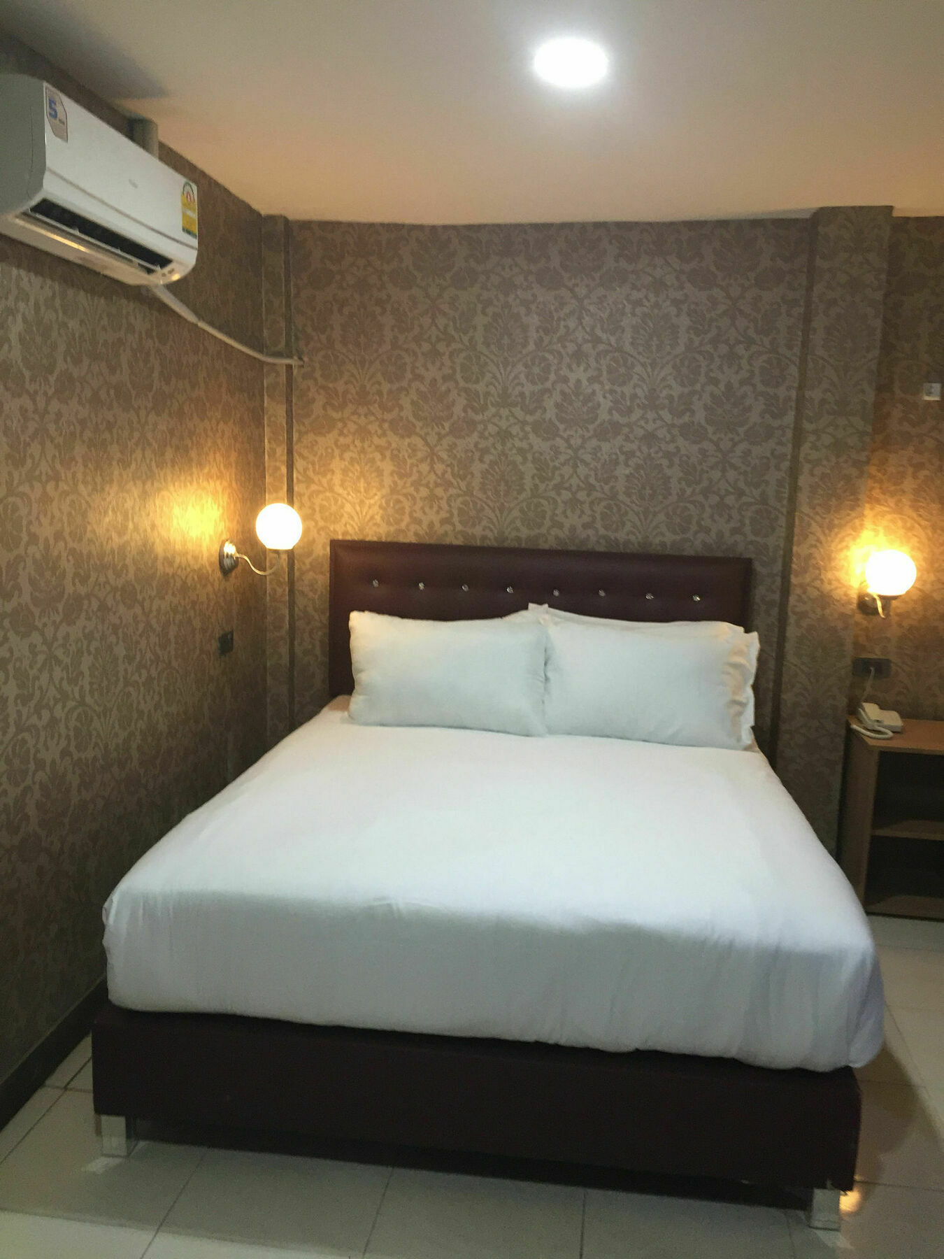 Harrys Suite Hotel Bangkok Exterior photo